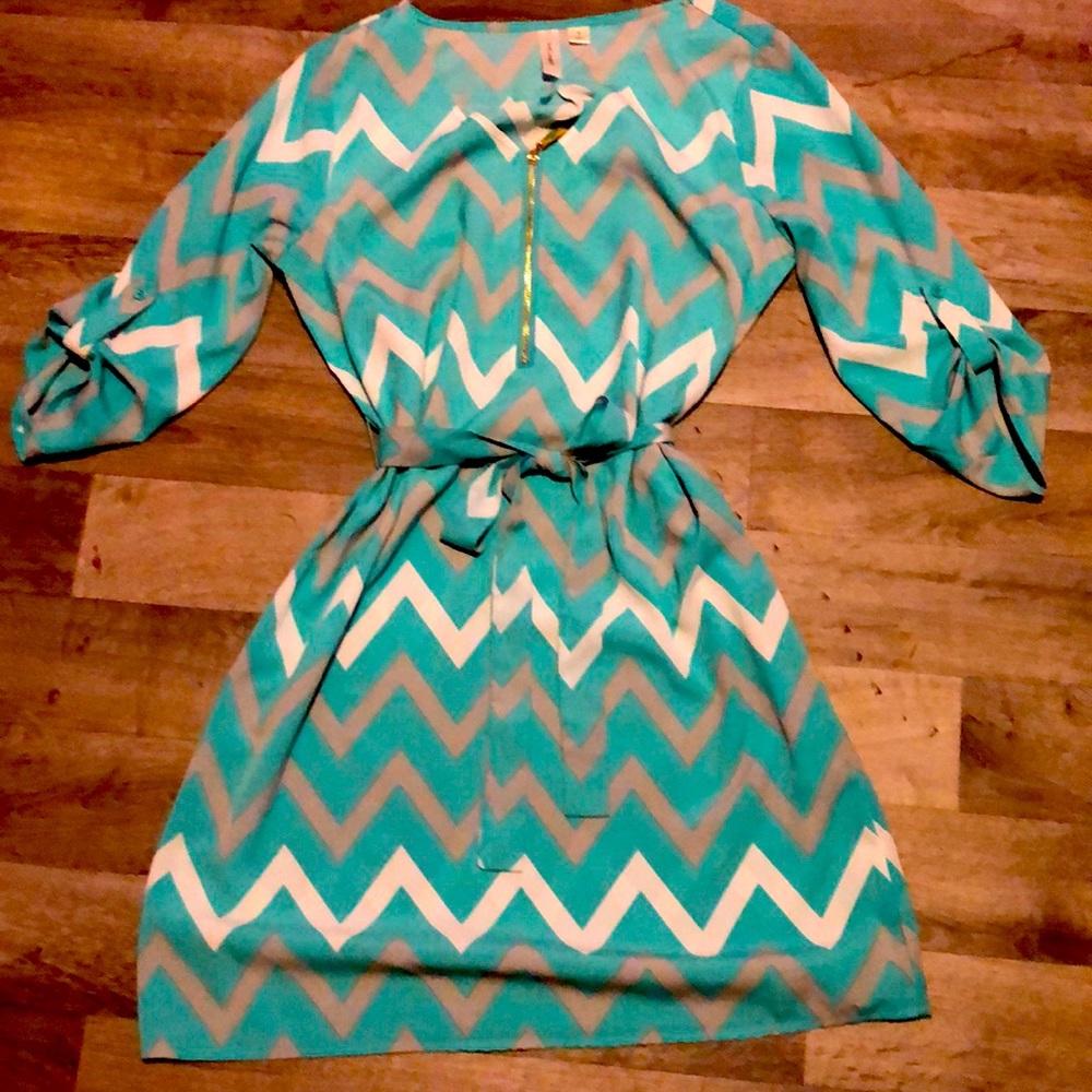 Blue white gray can make a tighter in the waist as a zipper in the front.